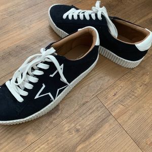 Cute sneakers great used condition! 6.5sz